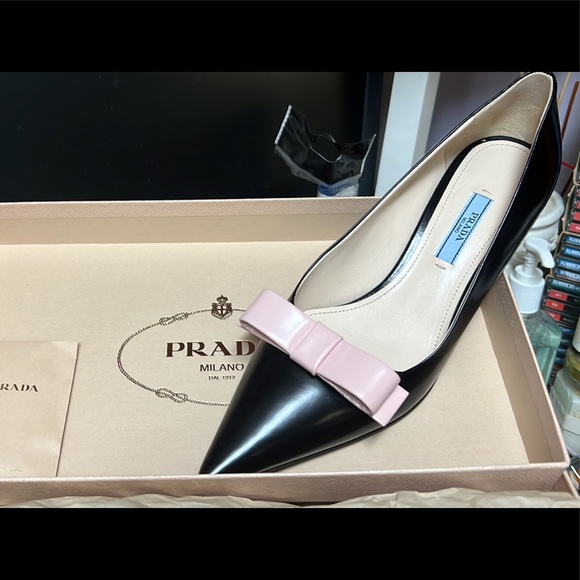 Authentic Prada black leather with pink bow new in original box size Eu 38/7-7,5 - Picture 2 of 6